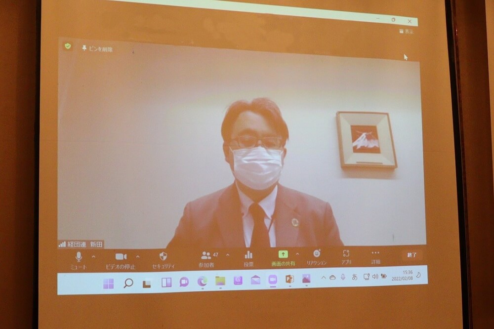 滋賀県草津市で開催された経営労働フォーラムでZOOMにてオンライン講演を行う経団連池田本部長